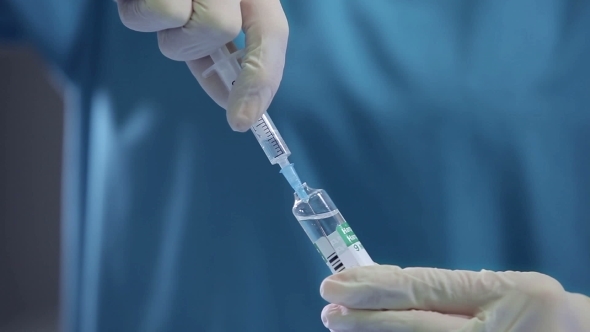 Doctor Gains a Medicine Into a Syringe alt