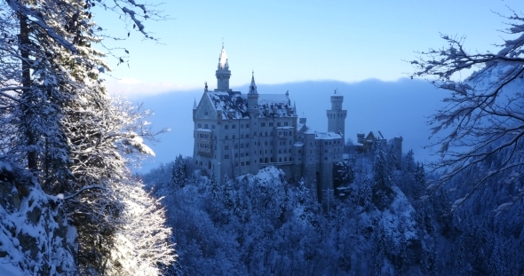 Neuschwanstein Castle At Sunrise In Winter Landscape alt