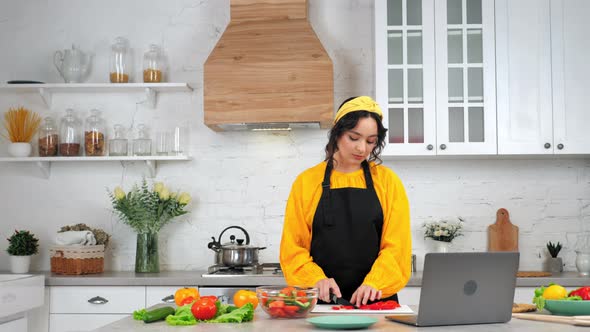 Housewife Slices Bell Pepper Tells Listen Chef Study Online Video Call Laptop
