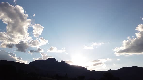 Stunning hyper time-lapse of the sunset behind Dragons Peak, Drakensberg Mountains, South Africa, le