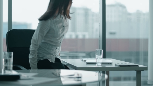 Young Business Woman Working At a Laptop In Modern Office