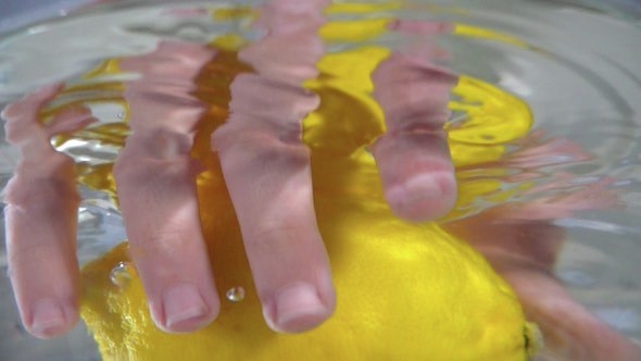  Hand Making Lemon Water