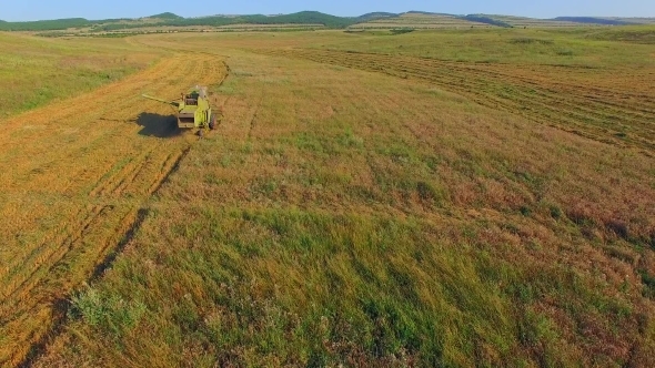 AERIAL VIEW. Combine Harvester Cutting Field alt