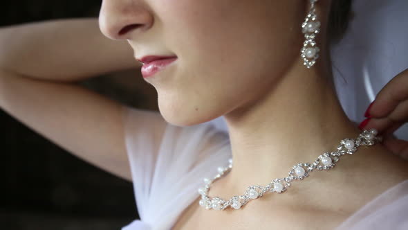 Bride Necklace of Pearls in Silver Frame