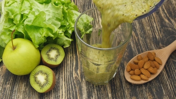 Pouring a Green Smoothie alt