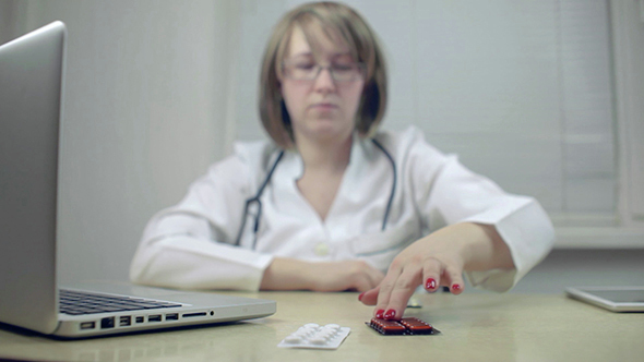 Doctor Gives Drugs alt