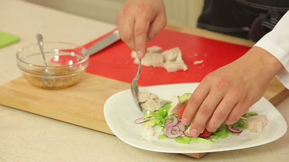 Cooking Hot Salad With Chicken Meat alt