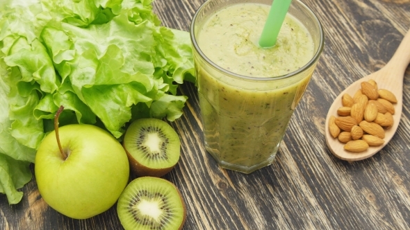Green Smoothie With Kiwi alt