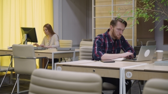 Man And a Woman At The Computer alt