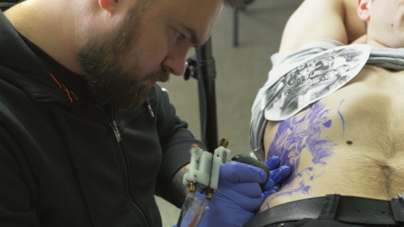 Creative Master Draws Tattoo 