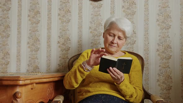 Mature Caucasian Woman Reading Bible Horizontal Slowmotion