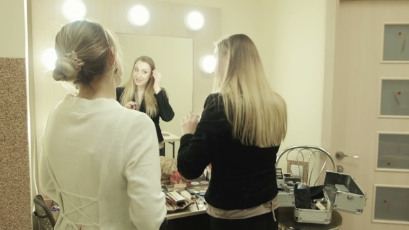 The Artist Has Finished a Make-up alt