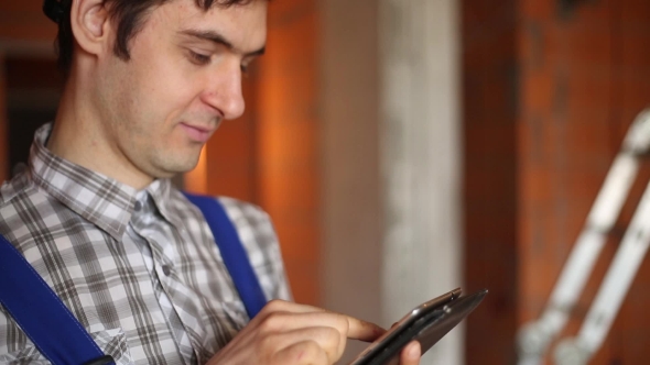 Electrician With Tablet alt