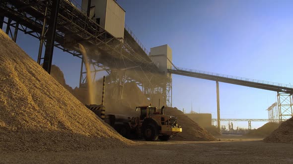 Storage of Wood Chips for the Production of Chipboard in the Open Air