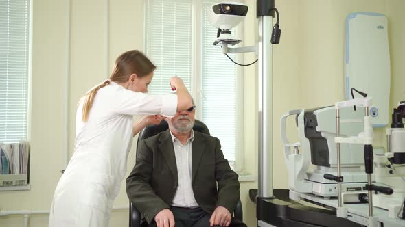 Ophthalmologist Makes Selection of Lenses Diagnoses a Elderly Man's Vision