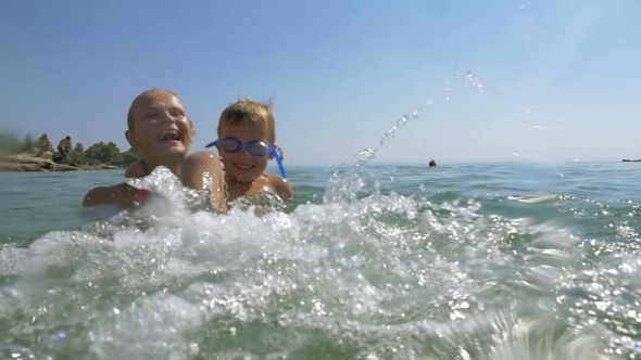 Bathing With Mom Is So Funny alt
