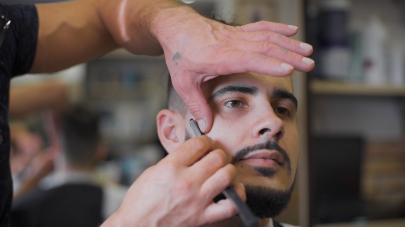 Professional Barber Uses a Straight Razor To Make The Beard Trend