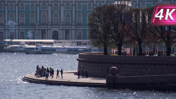 Tourists on Vasilyevsky Strelka alt