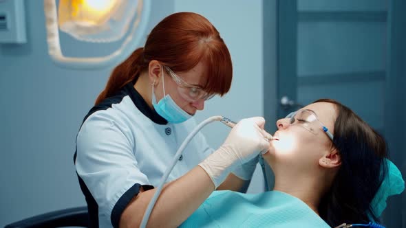 Dentistry procedure to a young woman