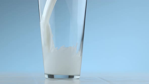 Milk pouring and splashing in slow motion; shot on Phantom Flex 4K at 1000 fps alt