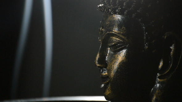 Budha Figura Gyrayting on Black Background