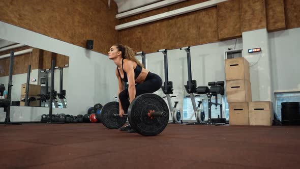 Fitness woman doing heavy  deadlift exercise 