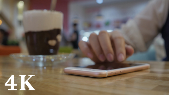 Use Smartphone In Coffee Shop