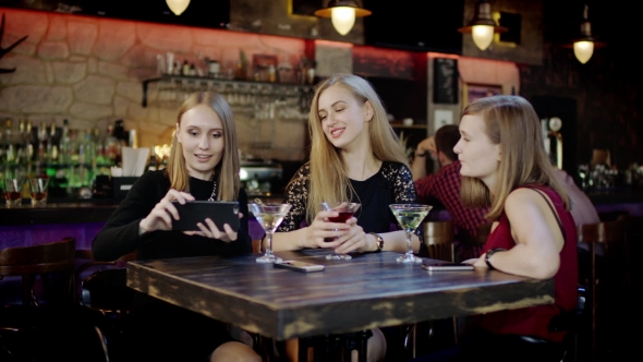 Company Of Young People Is Taking Selfie And Clinking Glasses In The Bar