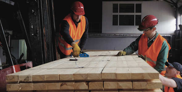 Series of 2 video: Two men pull together the boards of the block