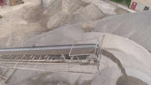 Conveyor belts and sand heaps