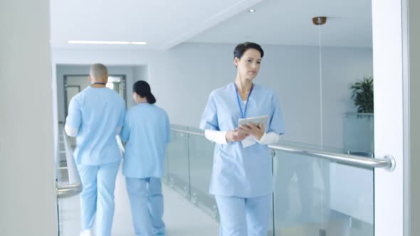 Doctors talking in hospital corridor 4k