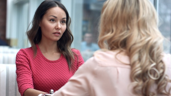 Business woman shaking hands, finishing up a meeting