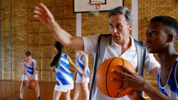 Basketball coach training to kid 4k