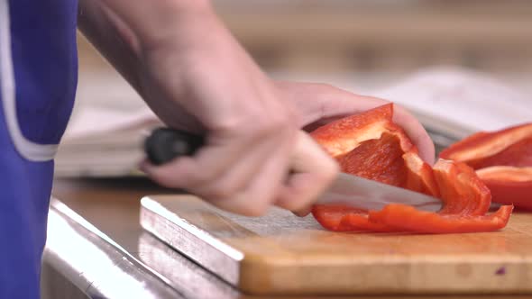 Slicing red bell pepper