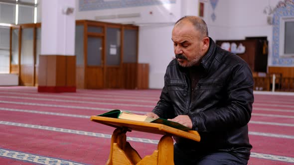 Man Read Quran Mosque