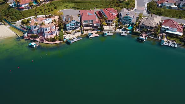 Drone footage of lakeside houses with boat docks. 4K