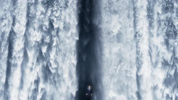 4K-The Merchant In Front Of The Waterfall