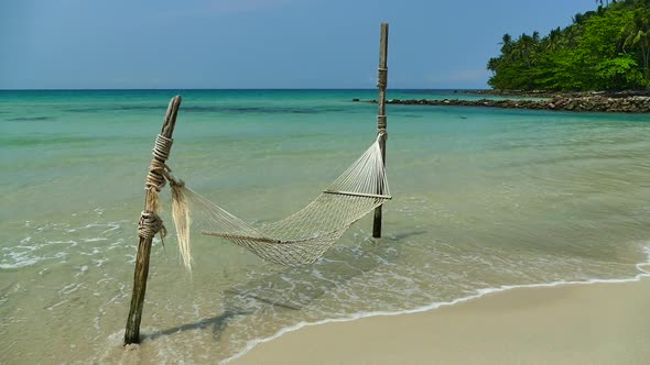 Beautiful tropical beach sea ocean with blue sky and white cloud