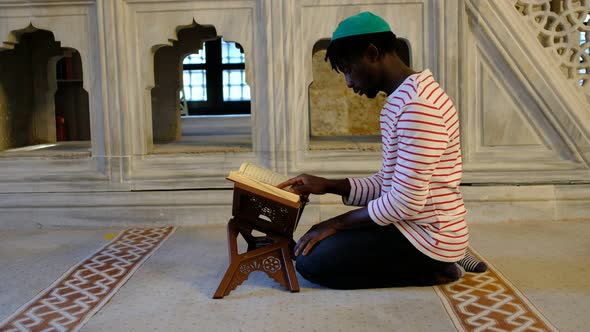 African Muslim Pray