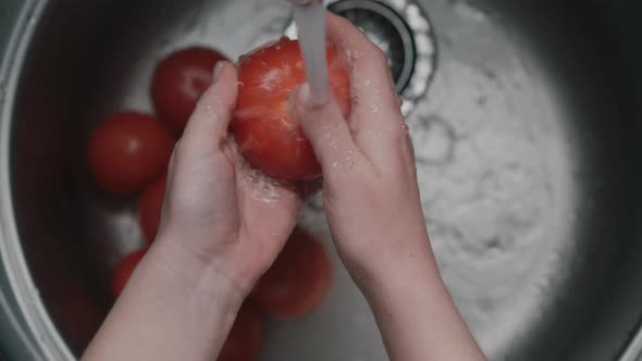 Correct Way To Wash Vegetables, Hands Are Washed the Tomatoes Under Water