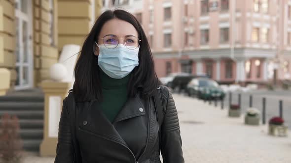 A girl during the Covid-19 pandemic in a medical mask walks around the city.