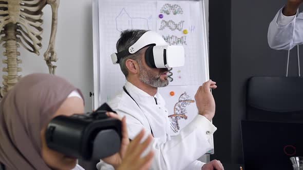 Doctors or Scientists which Learning Medicine in Simulation with the Virtual Reality Glasses