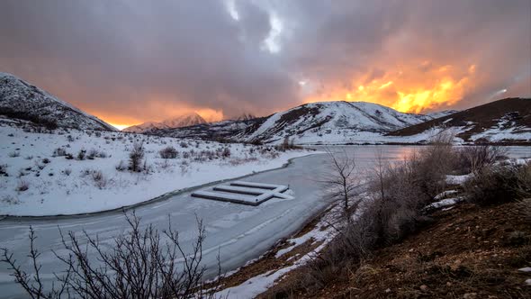 Panning sunset time lapse over Deer Creek Reservoir in Utah
