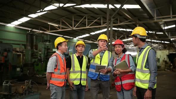 The foreign chief engineer came to inspect the old machinery factory