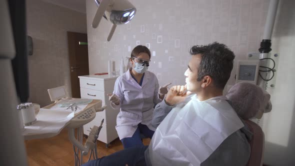 The dentist checks the patient's teeth.