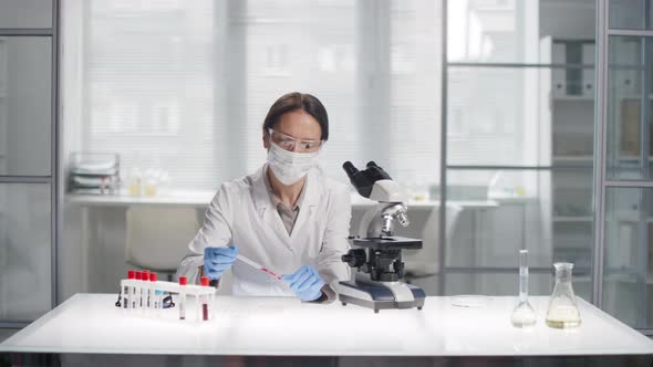 Female Scientist Doing Research in Lab alt