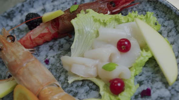 Macro shot of a dish full of scampi, salat and fish - 02