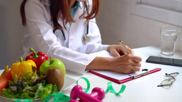 Nutritionist giving consultation to patient with healthy fruit