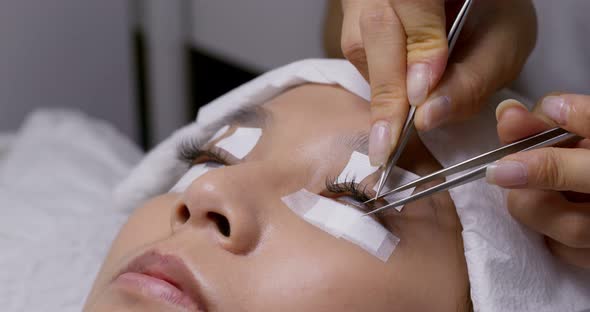 Eyelash extension in beauty salon