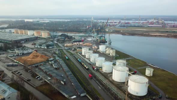 Oil tank and warehouse